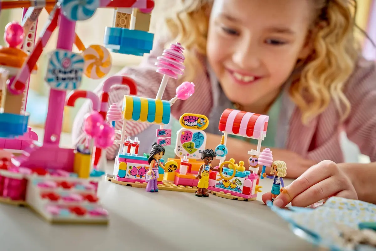 LEGO Friends 42700 Candy & Cupcake Ferris Wheel set, image 7