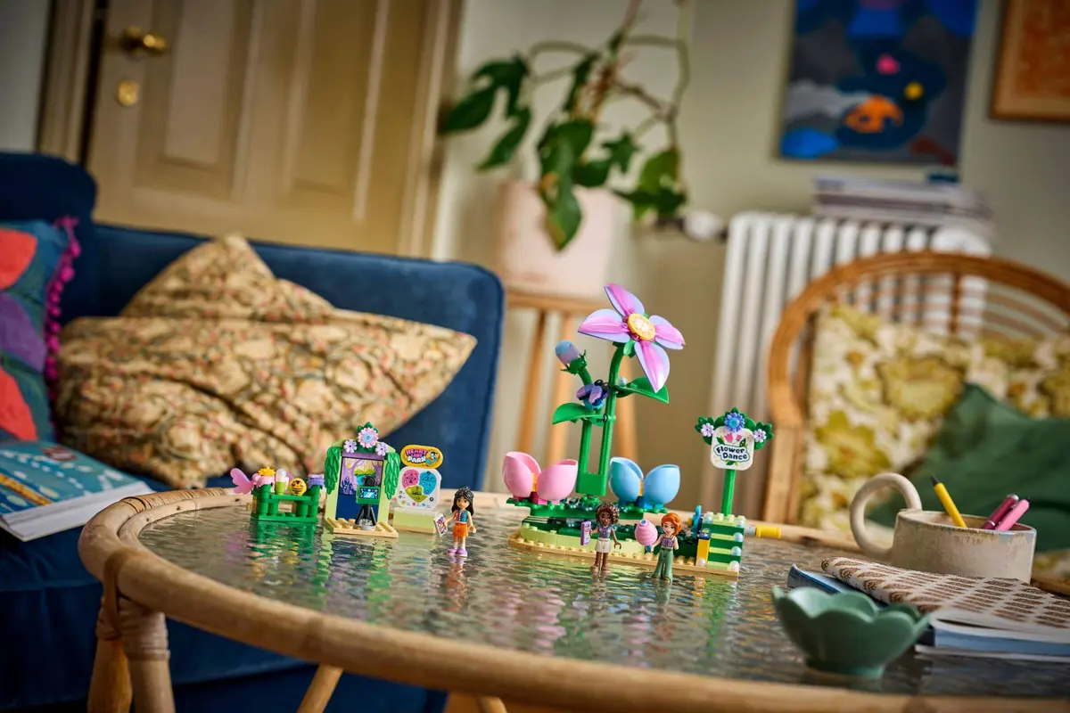 LEGO Friends 42702 Spinning Flower & Fairy Teacup Ride set, image 7