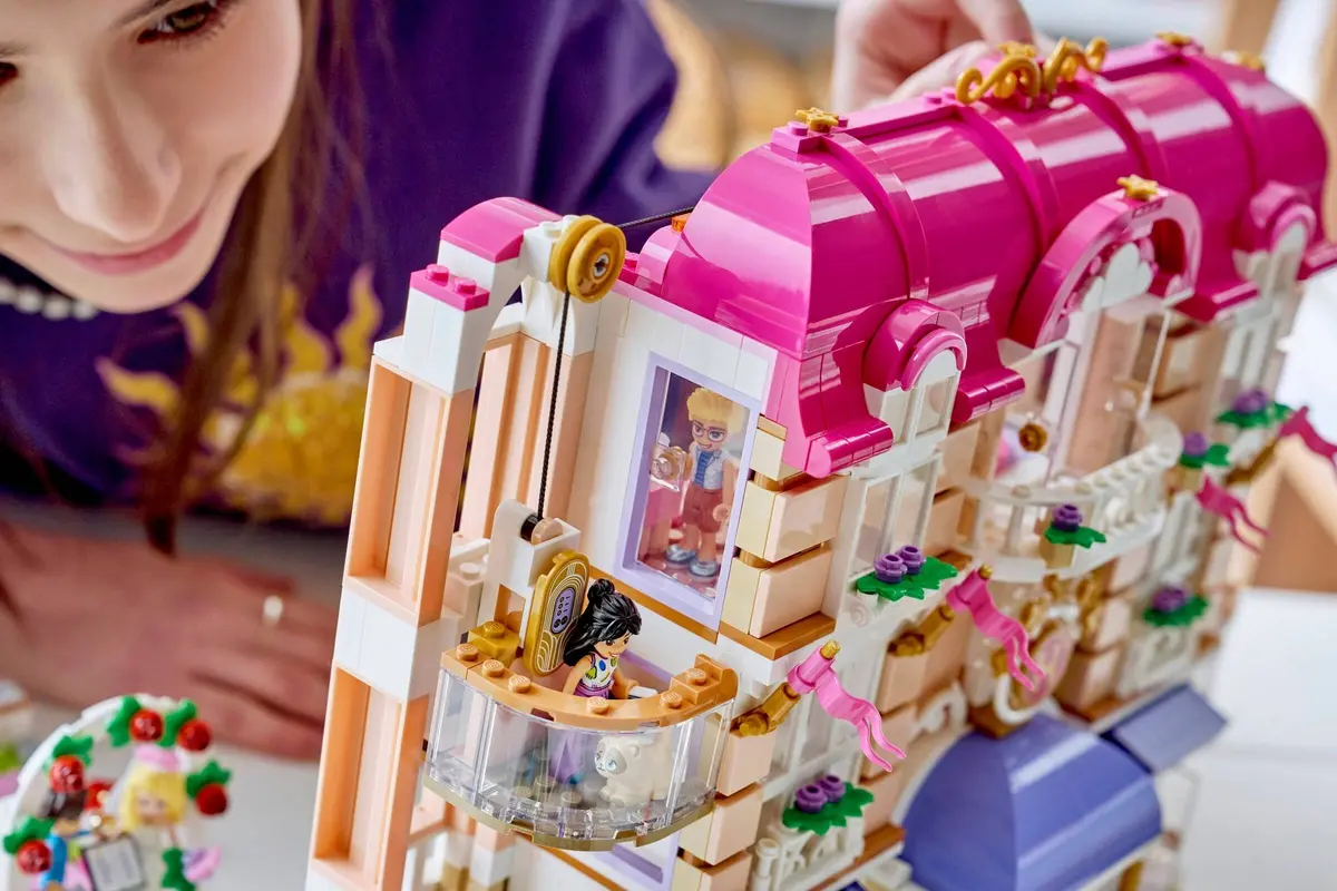 LEGO Friends 42704 Heartlake City Grand Hotel set, image 9