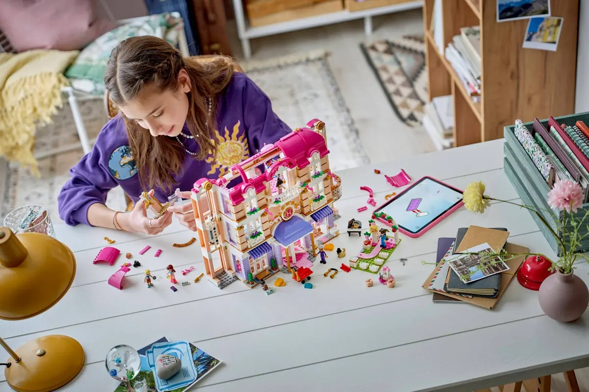 LEGO Friends 42704 Heartlake City Grand Hotel set, image 5