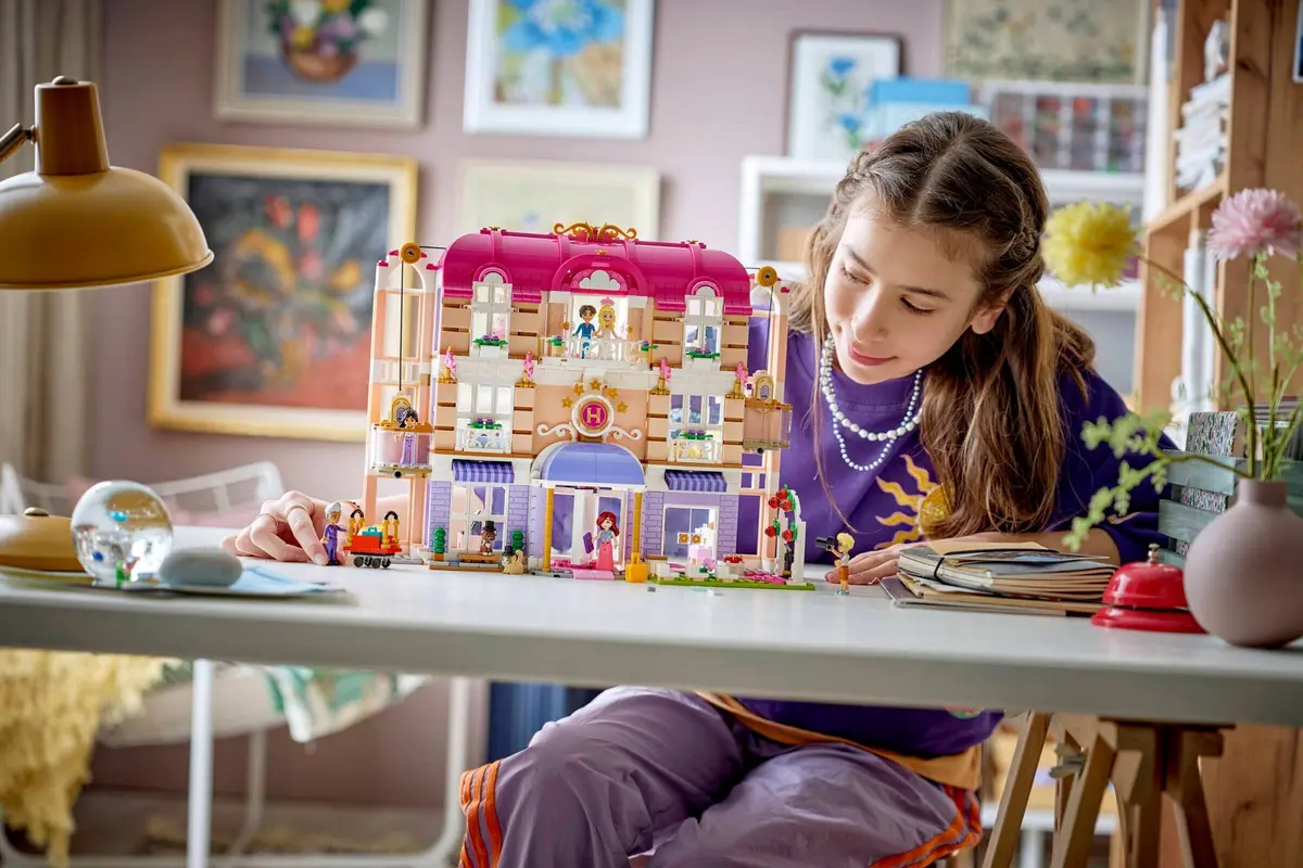 LEGO Friends 42704 Heartlake City Grand Hotel set, image 6
