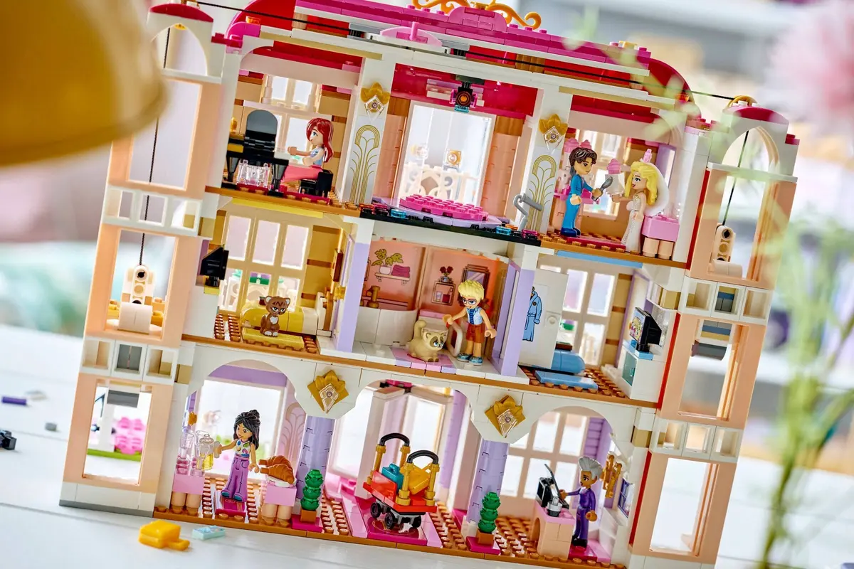 LEGO Friends 42704 Heartlake City Grand Hotel set, image 10