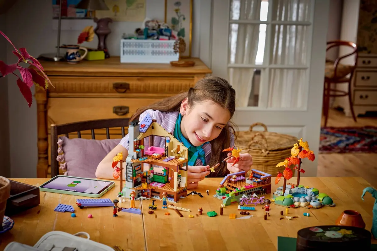 LEGO Friends 42705 Cosy Fall Forest Cabin set, image 5