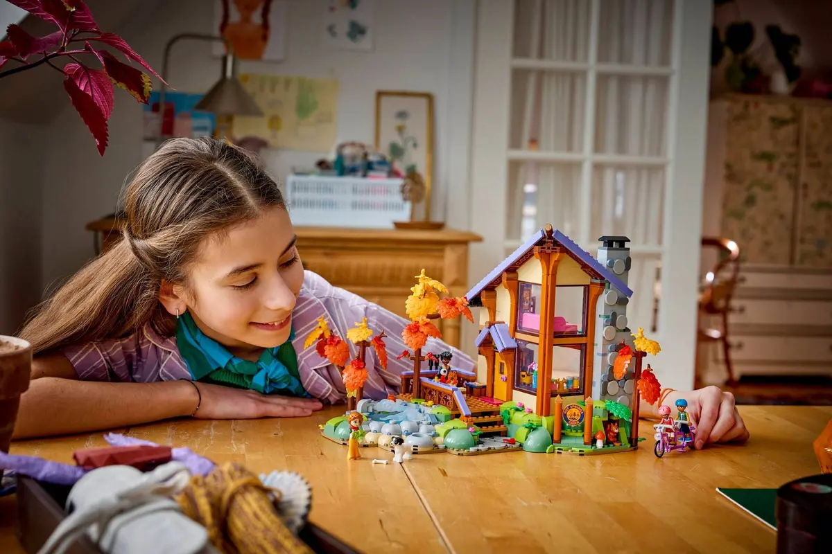 LEGO Friends 42705 Cosy Fall Forest Cabin set, image 6