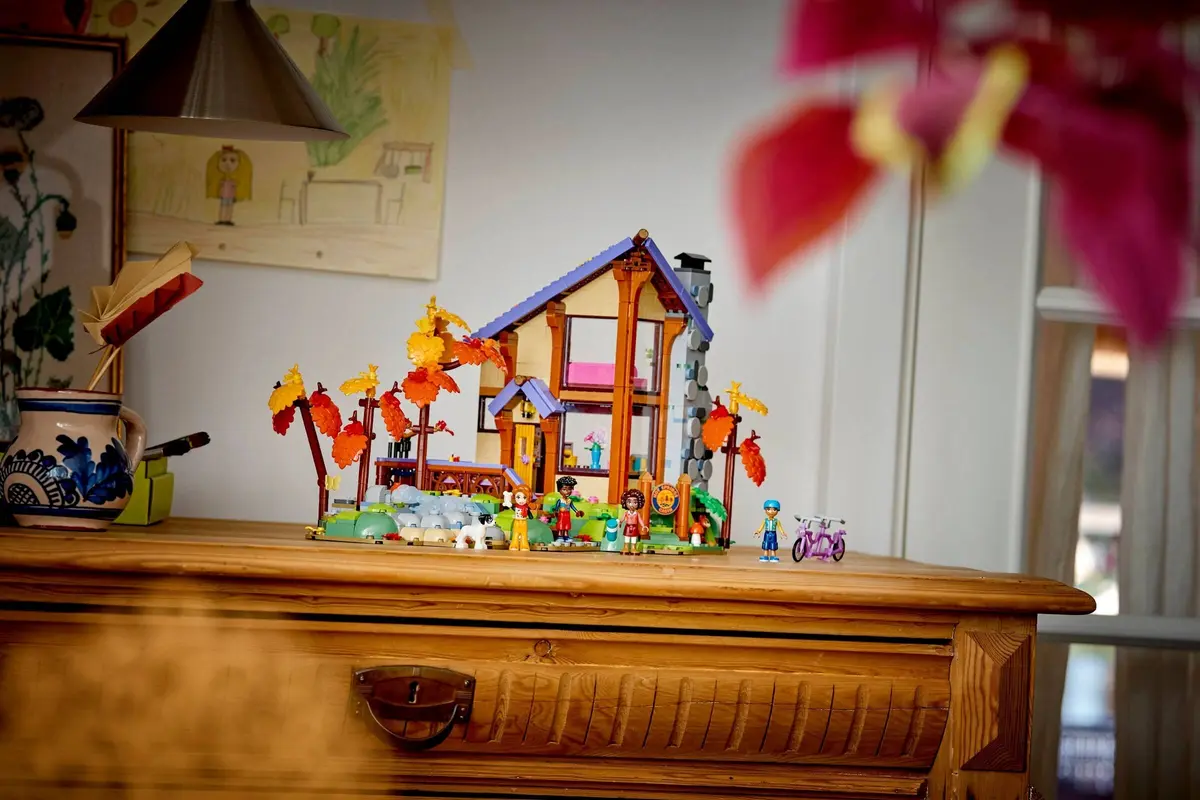 LEGO Friends 42705 Cosy Fall Forest Cabin set, image 8
