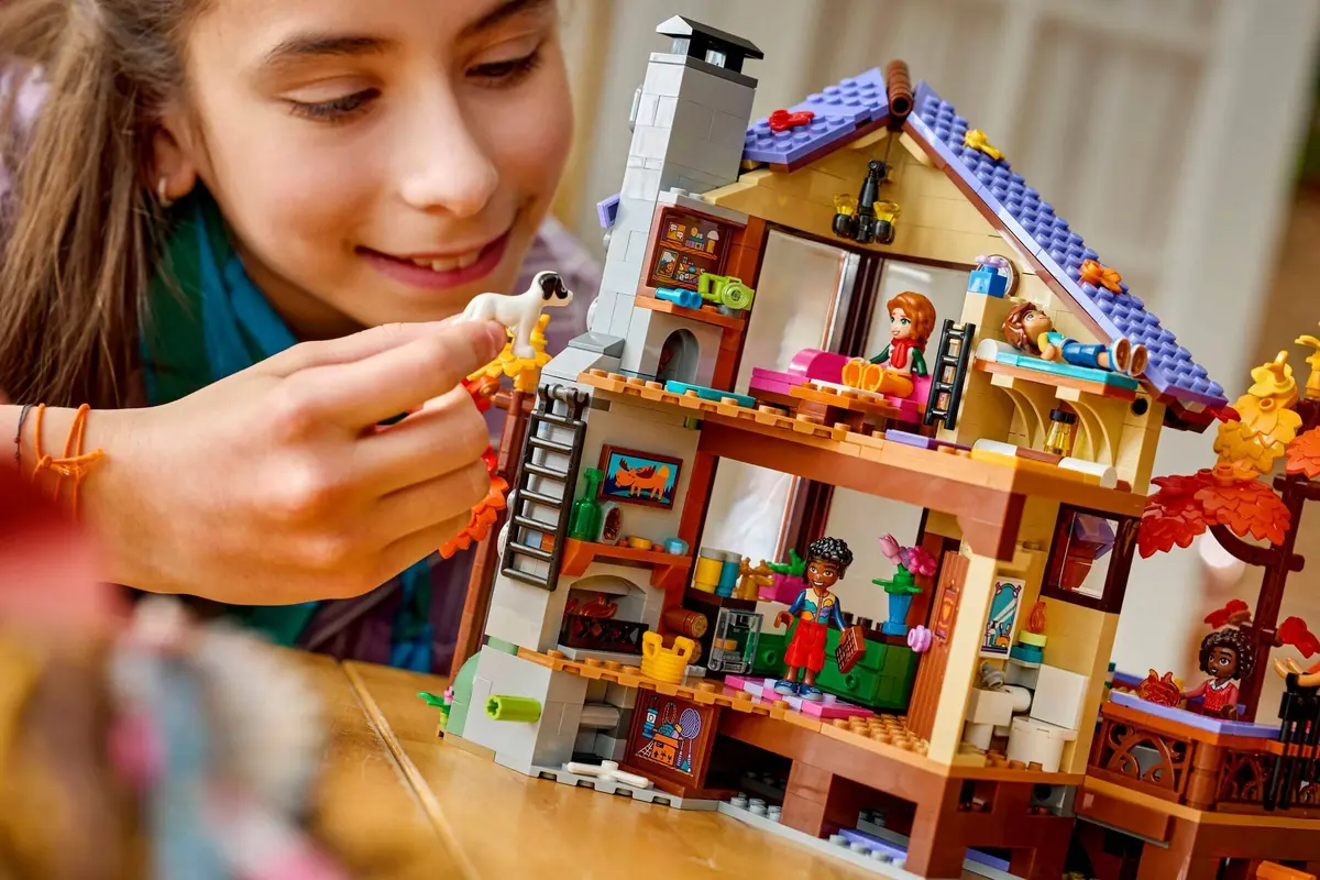LEGO Friends 42705 Cosy Fall Forest Cabin set, image 7