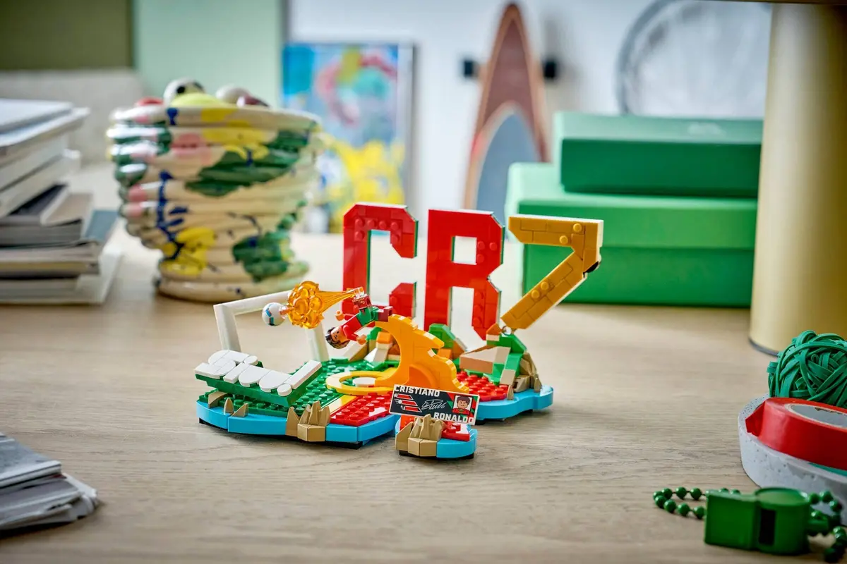 LEGO Editions 43012 Cristiano Ronaldo – Football Highlights set, image 8