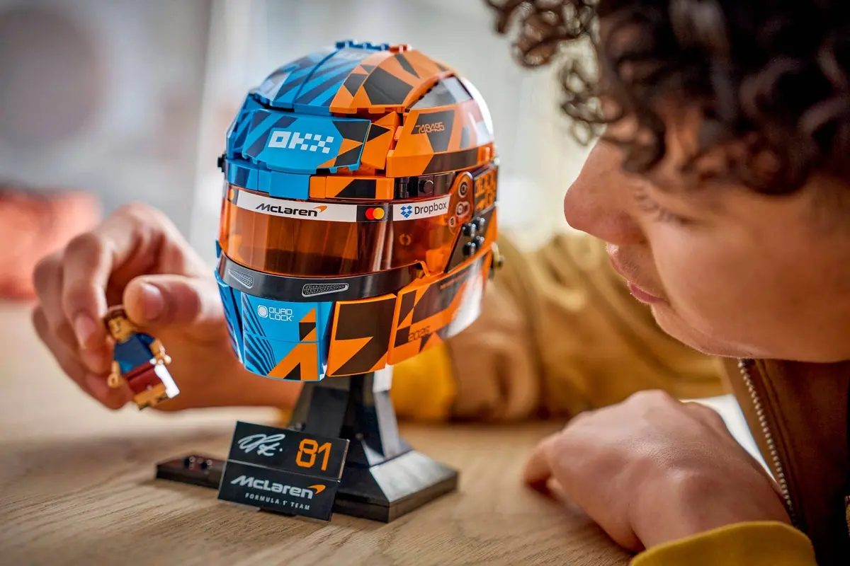 LEGO Editions 43017 McLaren Mastercard F1 Team Oscar Piastri Helmet set, image 6
