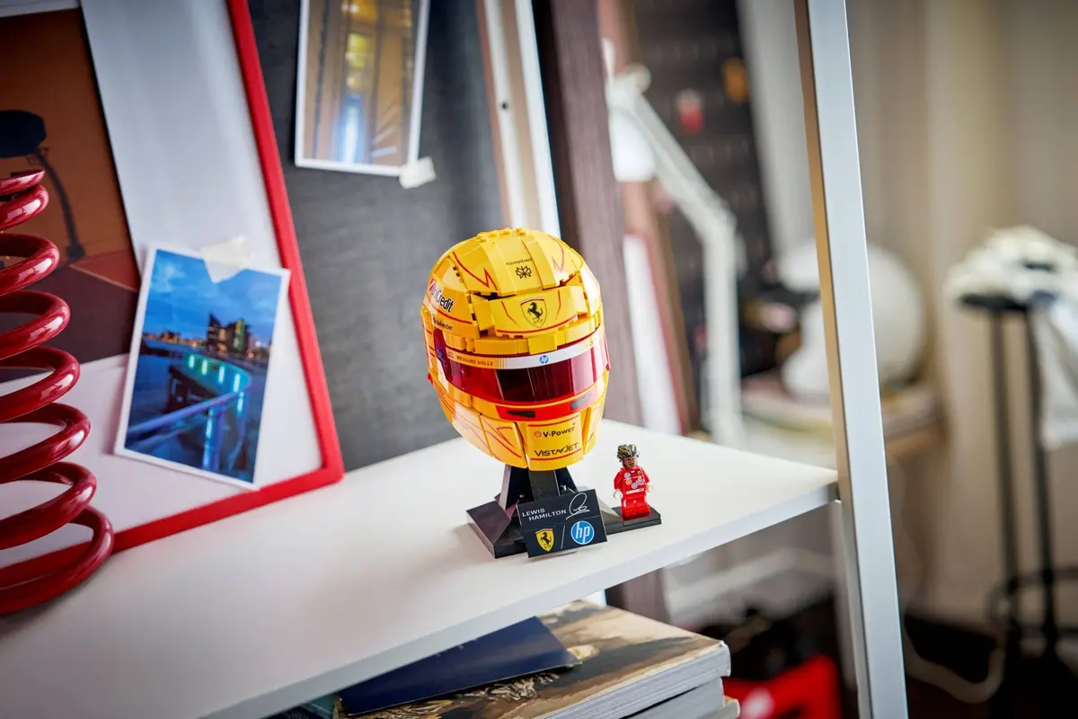 LEGO Editions 43022 Scuderia Ferrari HP Lewis Hamilton Helmet set, image 8