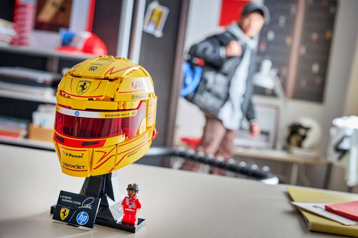LEGO Editions 43022 Scuderia Ferrari HP Lewis Hamilton Helmet set, image 7