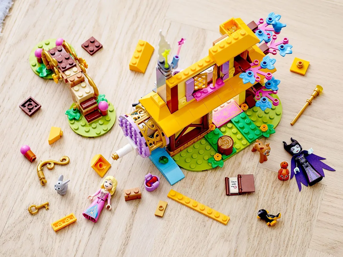 LEGO Disney 43188 Aurora's Forest Cottage set, image 13