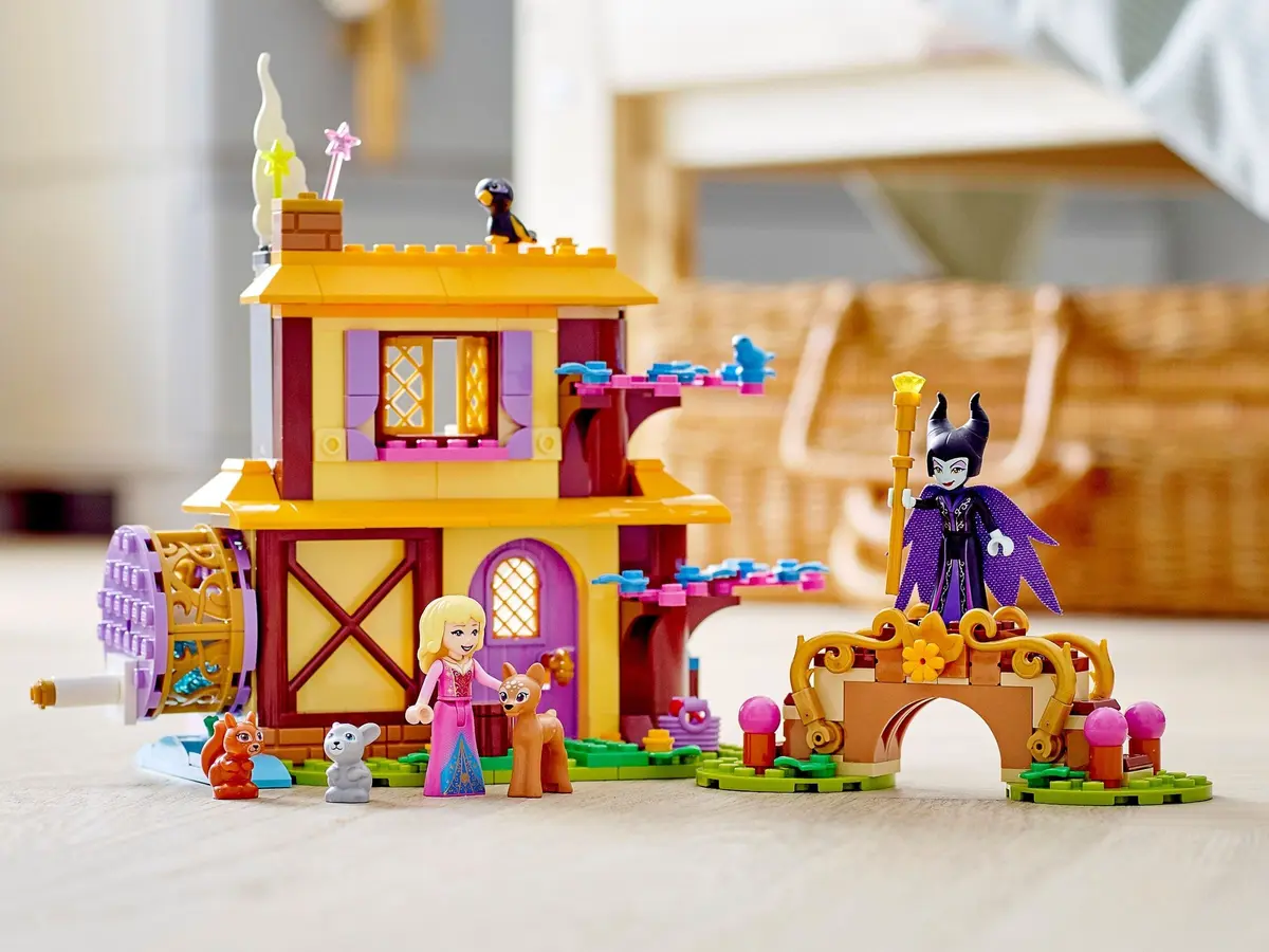 LEGO Disney 43188 Aurora's Forest Cottage set, image 4