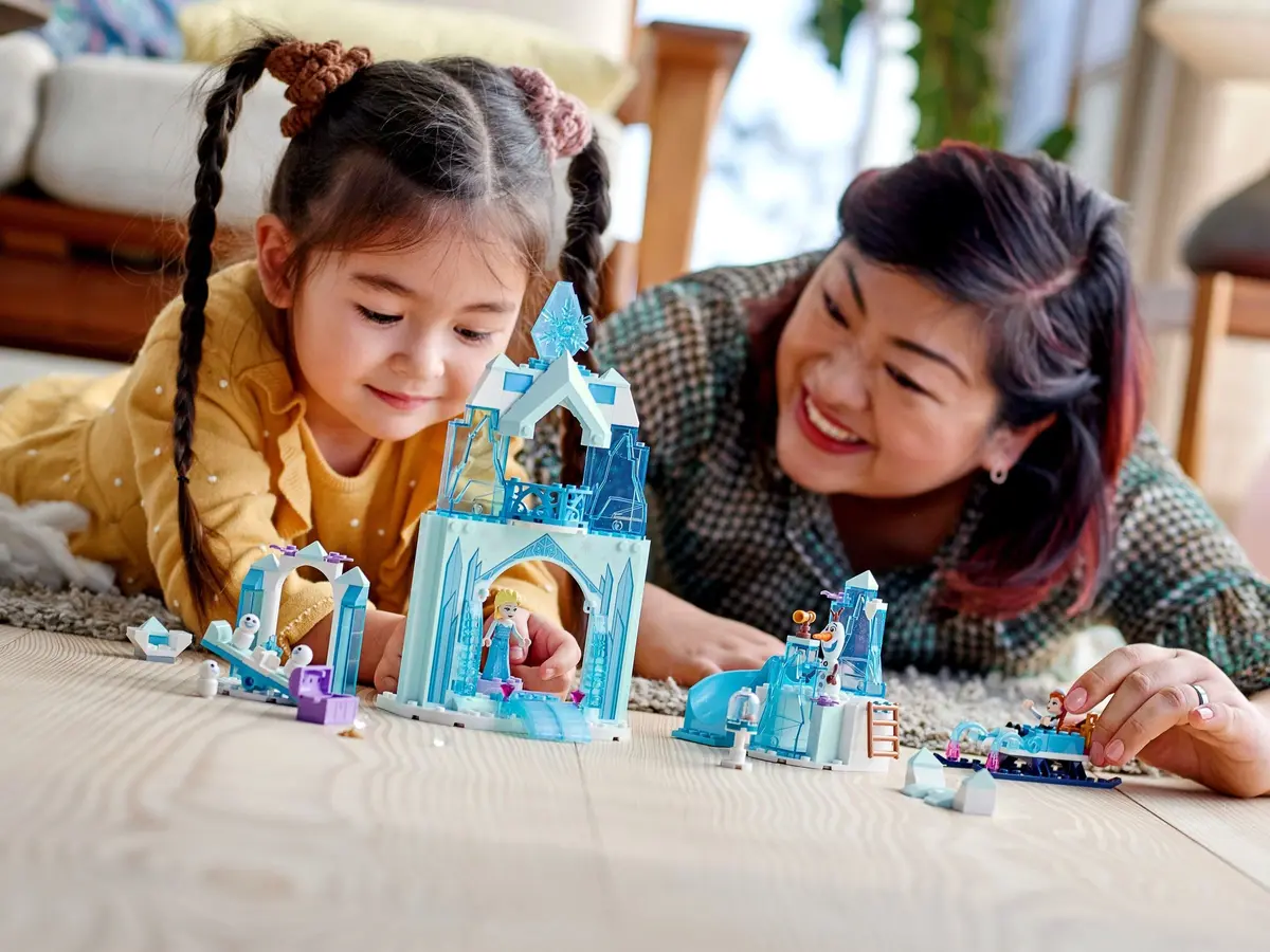 LEGO Disney 43194 Anna and Elsa's Frozen Wonderland set, image 11
