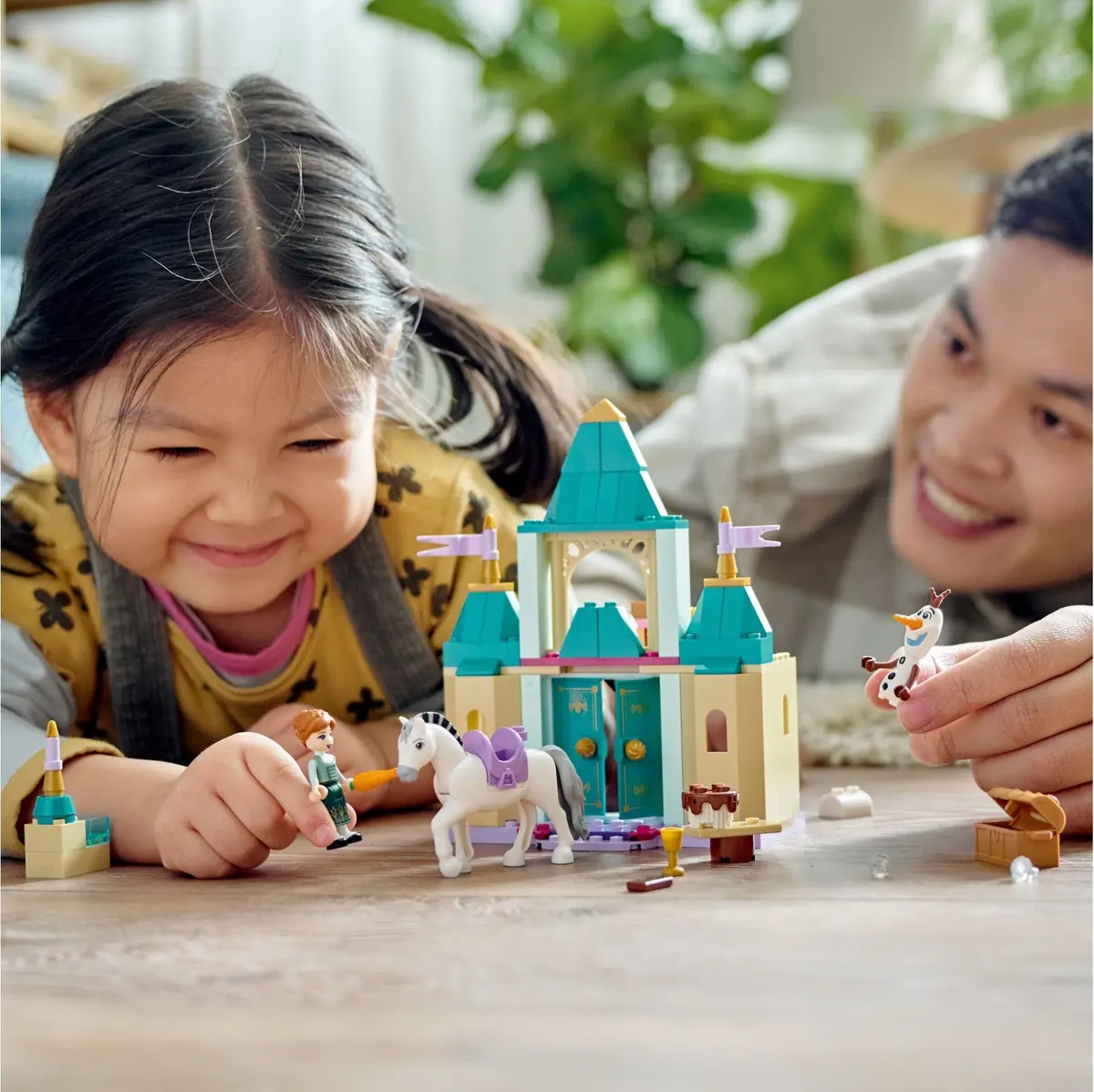 LEGO Disney 43204 Anna and Olaf's Castle Fun set, image 7