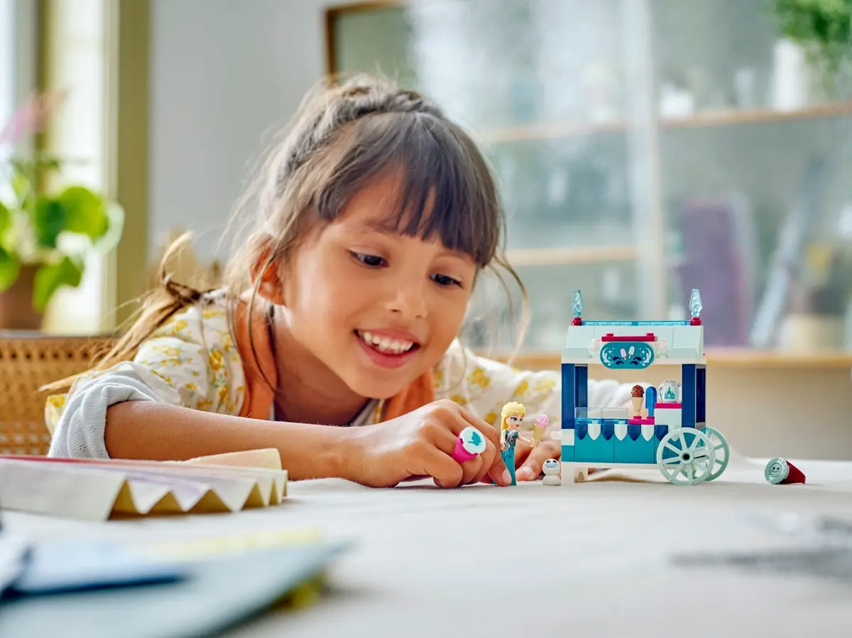 LEGO Disney 43234 Elsa's Frozen Treats set, image 6