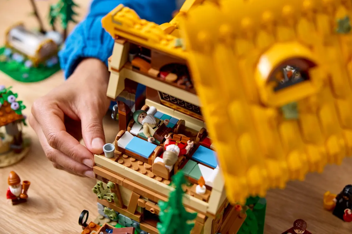 LEGO Disney 43242 Snow White and the Seven Dwarfs' Cottage set, image 5