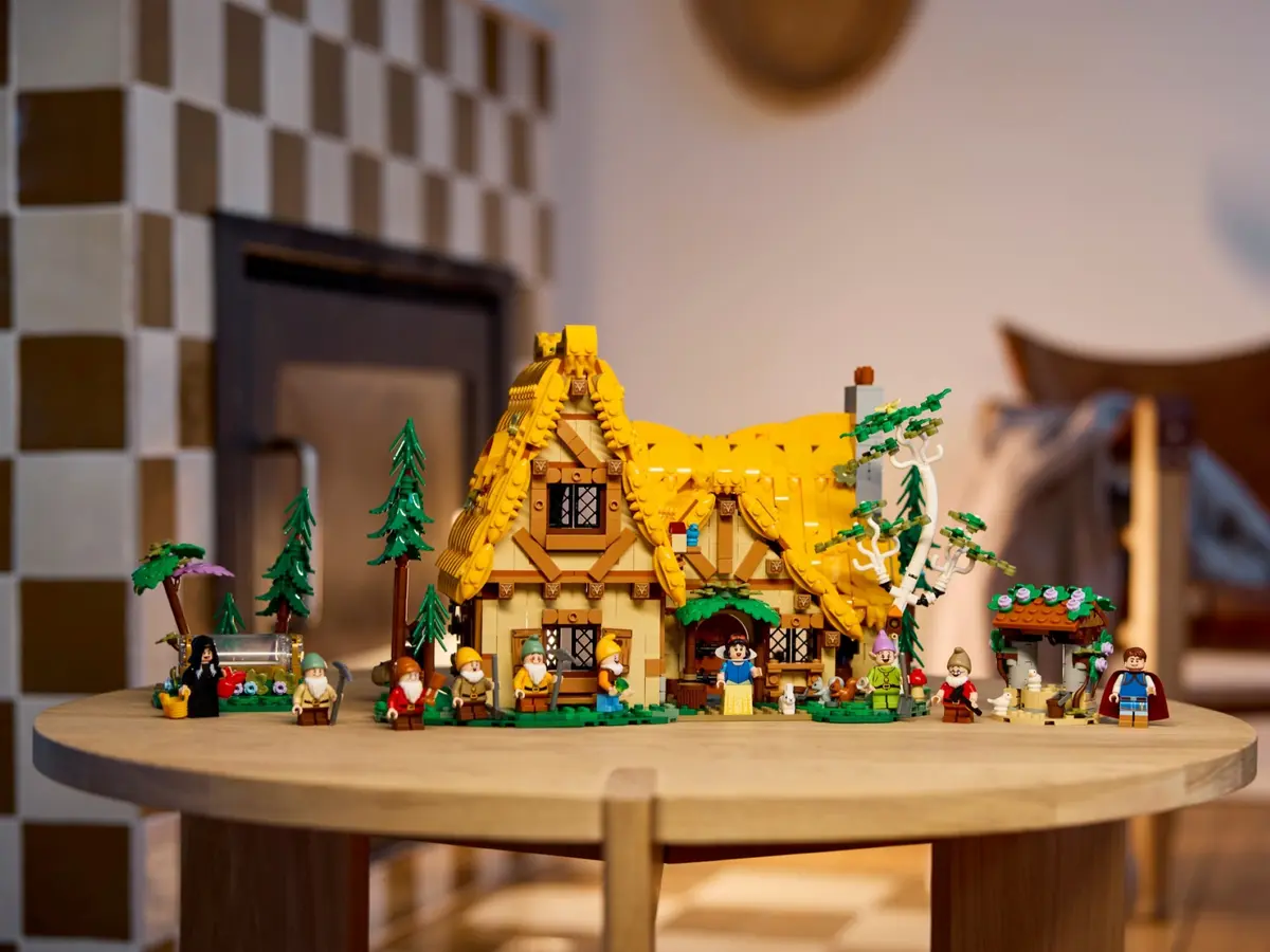 LEGO Disney 43242 Snow White and the Seven Dwarfs' Cottage set, image 3