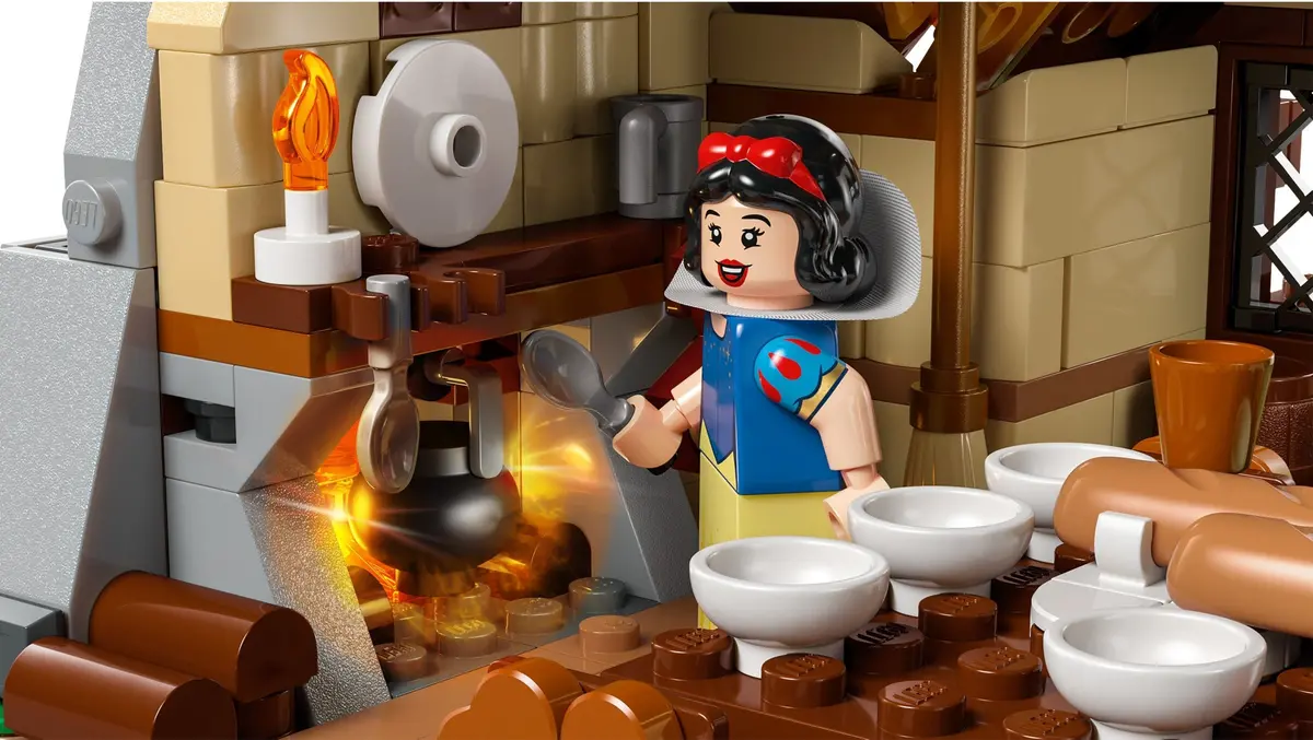 LEGO Disney 43242 Snow White and the Seven Dwarfs' Cottage set, image 9