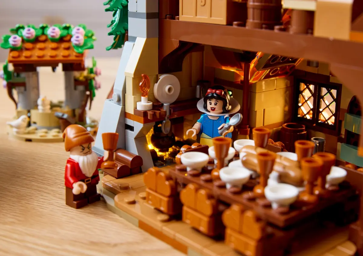 LEGO Disney 43242 Snow White and the Seven Dwarfs' Cottage set, image 4