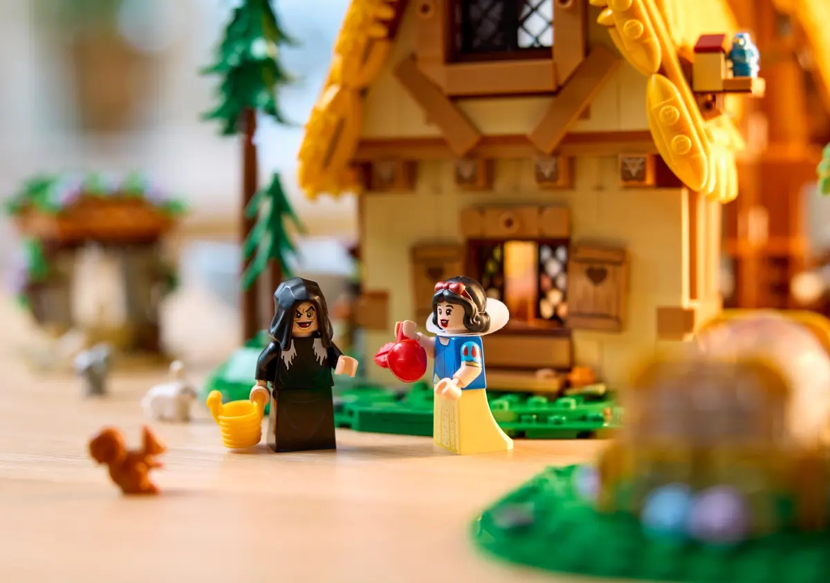 LEGO Disney 43242 Snow White and the Seven Dwarfs' Cottage set, image 6