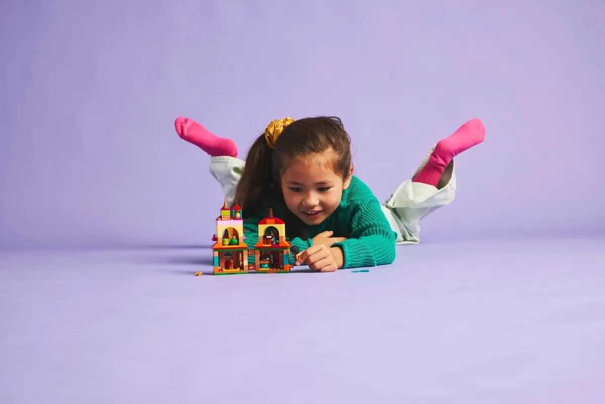 LEGO Disney 43261 Encanto Mini House set, image 4