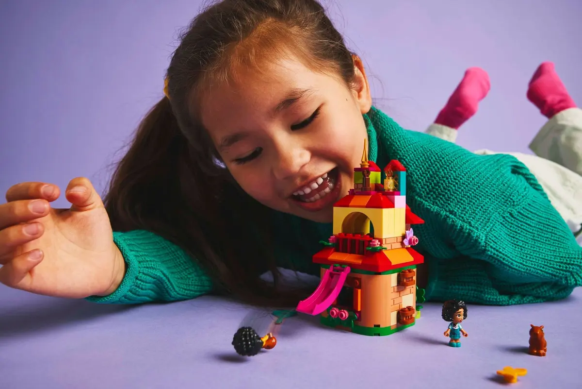 LEGO Disney 43261 Encanto Mini House set, image 6