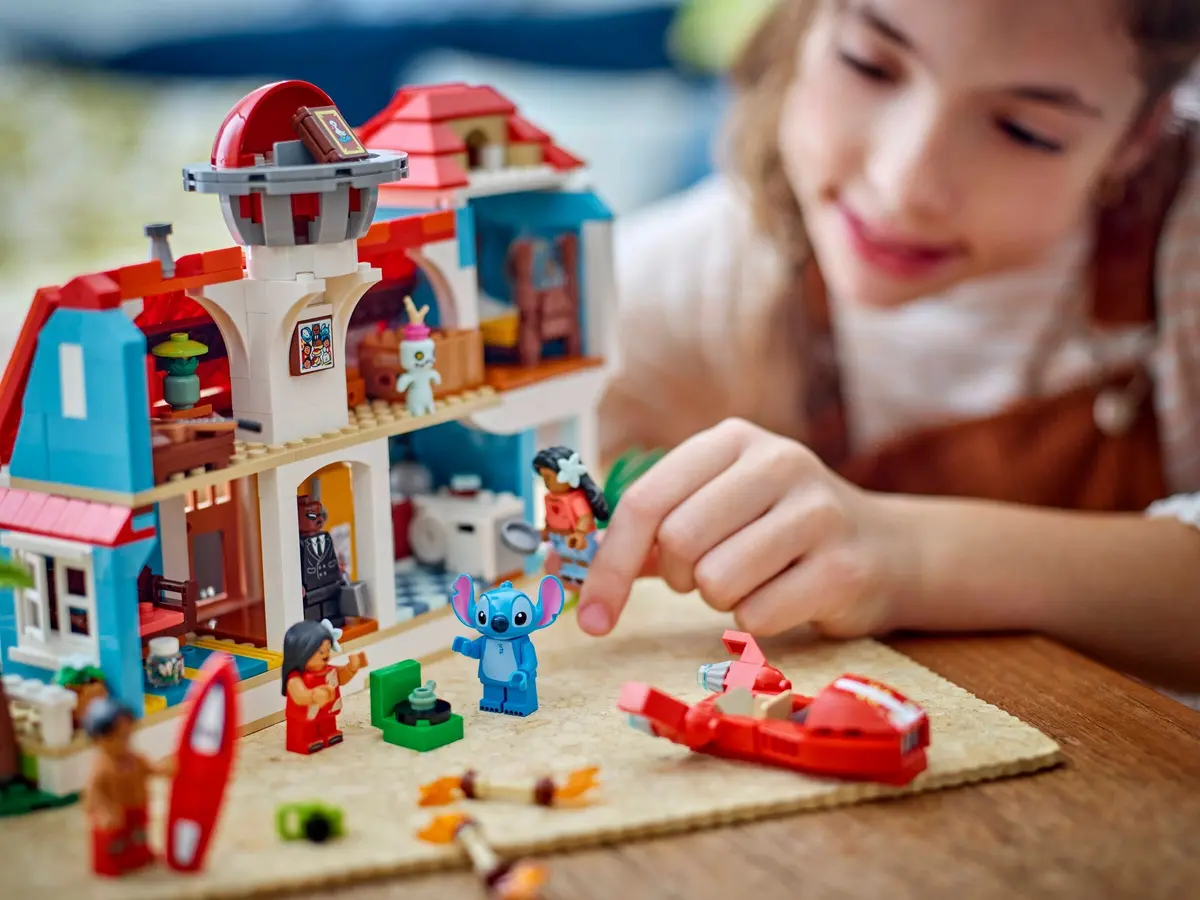 LEGO Disney 43268 Lilo and Stitch Beach House set, image 4