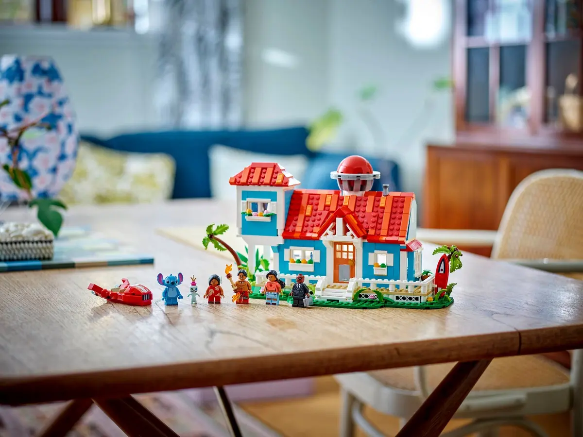 LEGO Disney 43268 Lilo and Stitch Beach House set, image 6