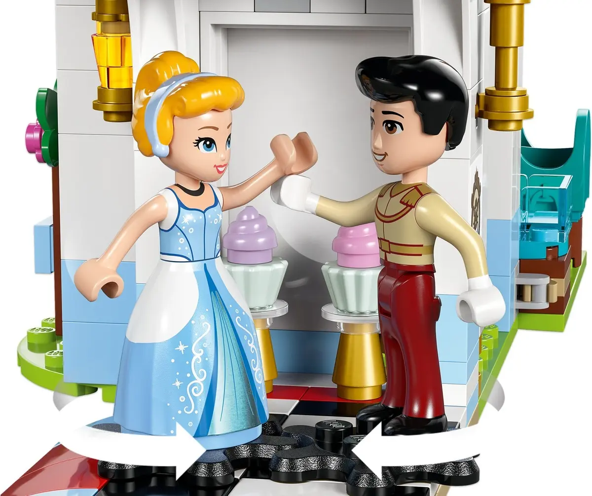 LEGO Disney 43275 Cinderella's Castle & Horse Carriage set, image 9