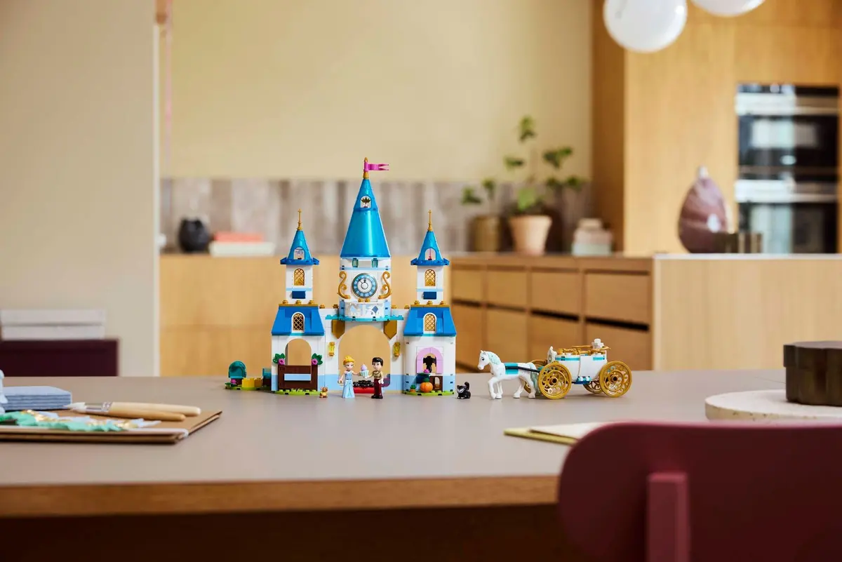 LEGO Disney 43275 Cinderella's Castle & Horse Carriage set, image 6