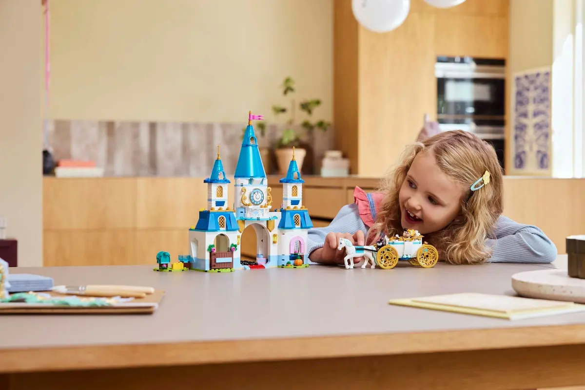 LEGO Disney 43275 Cinderella's Castle & Horse Carriage set, image 5