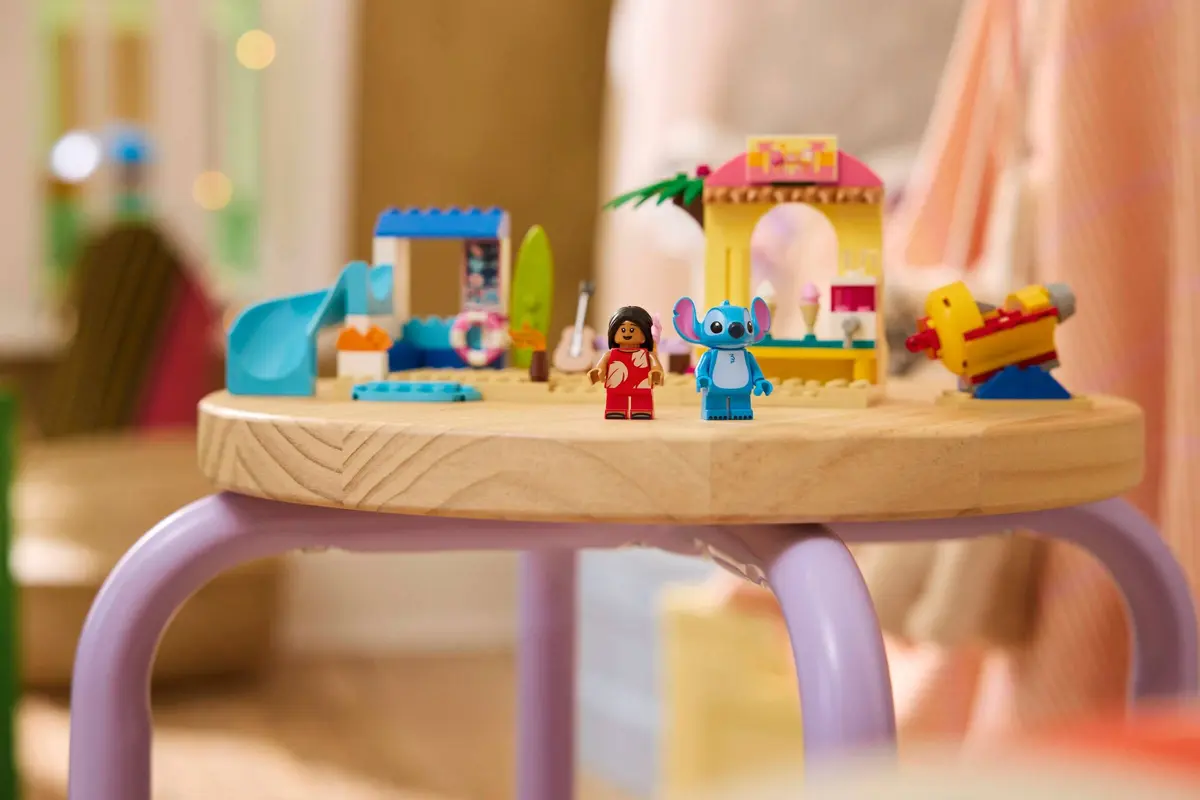 LEGO Disney 43280 Beach Fun with Lilo & Stitch set, image 7