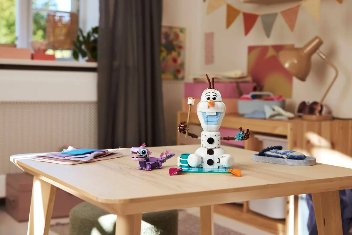 LEGO Disney 43287 Olaf and Bruni's Picnic Fun set, image 8