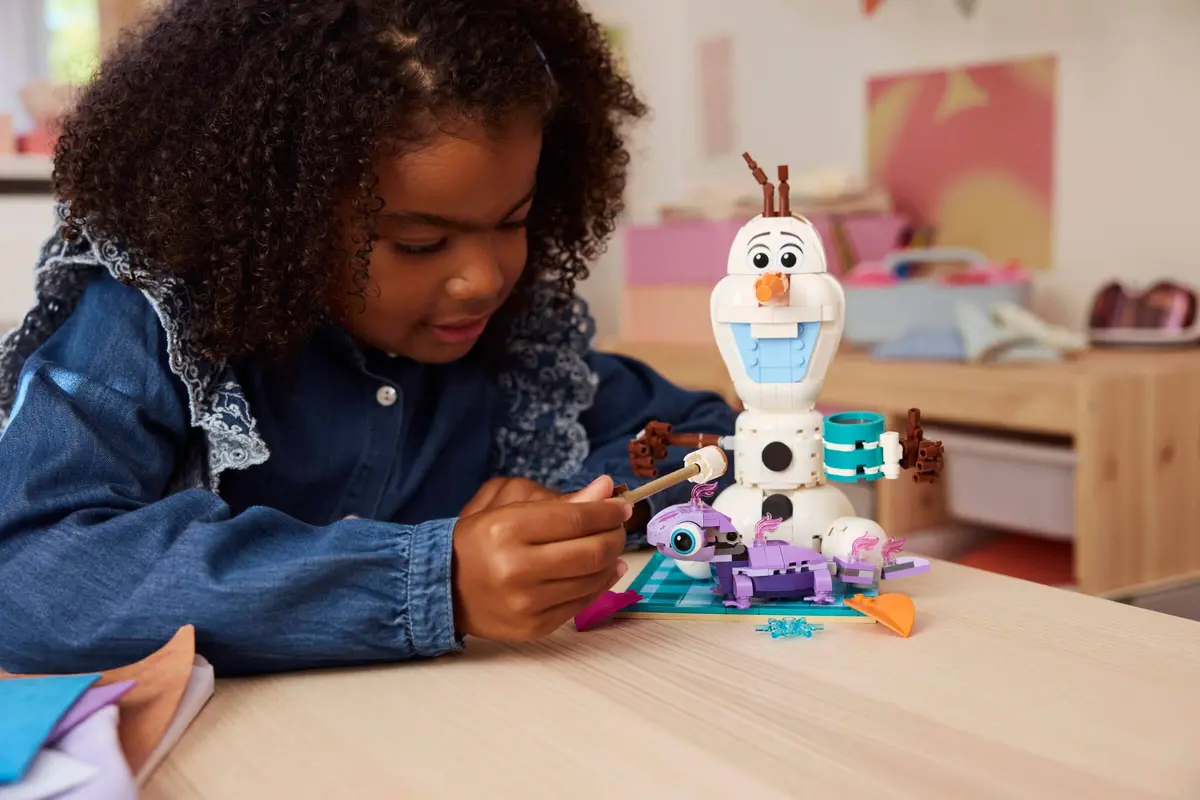 LEGO Disney 43287 Olaf and Bruni's Picnic Fun set, image 5