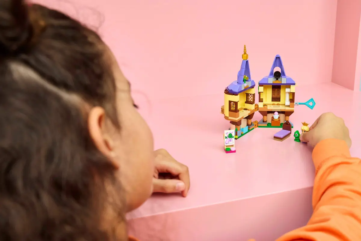 LEGO Disney 43294 Rapunzel's Mini Tower set, image 8