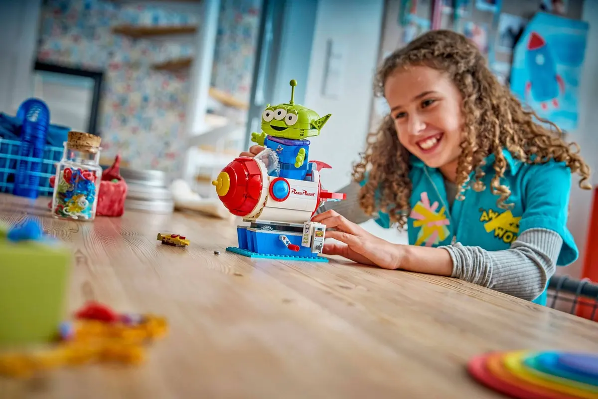 LEGO Disney 43307 Alien with Pizza Planet Rocket Ride set, image 6