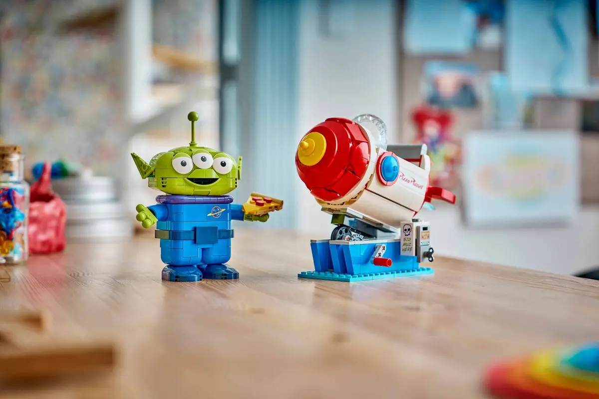 LEGO Disney 43307 Alien with Pizza Planet Rocket Ride set, image 8