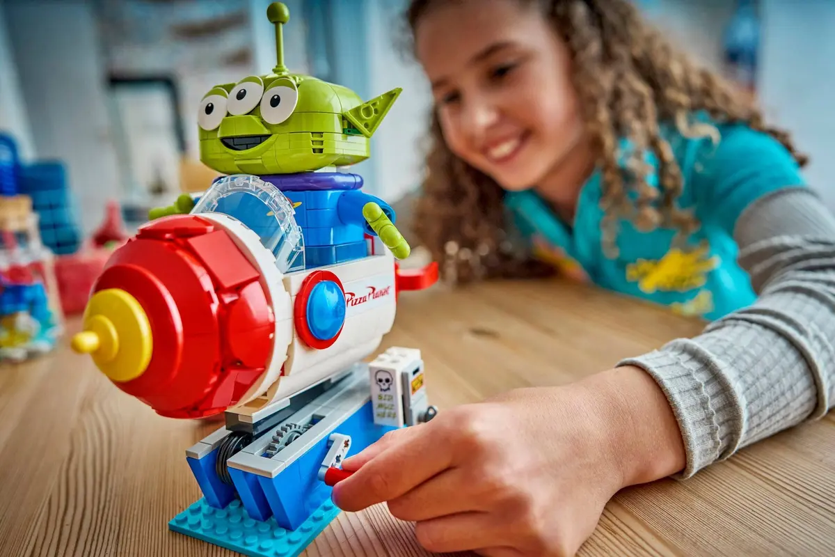 LEGO Disney 43307 Alien with Pizza Planet Rocket Ride set, image 7