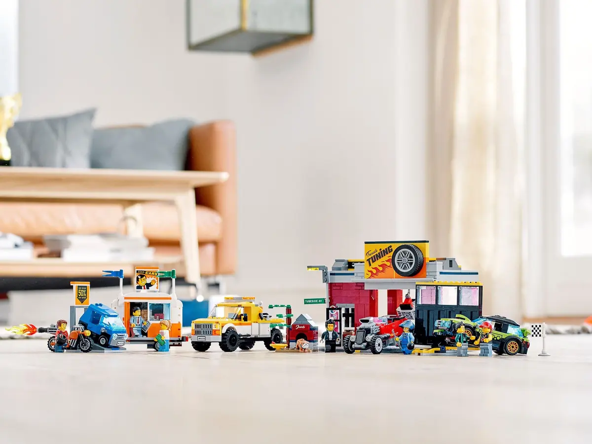 LEGO City 60258 Tuning Workshop set, image 3