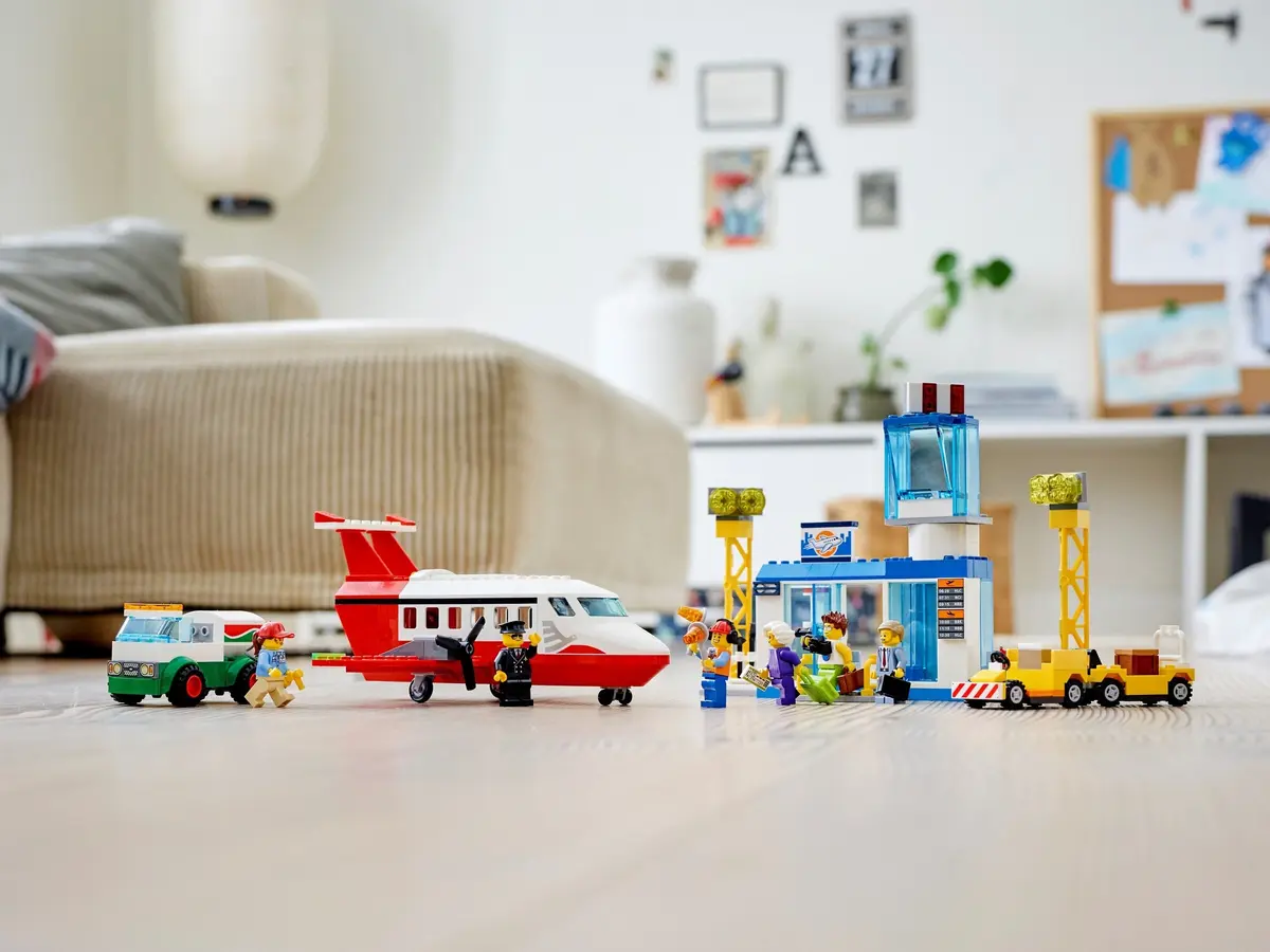 LEGO City 60261 Central Airport set, image 11