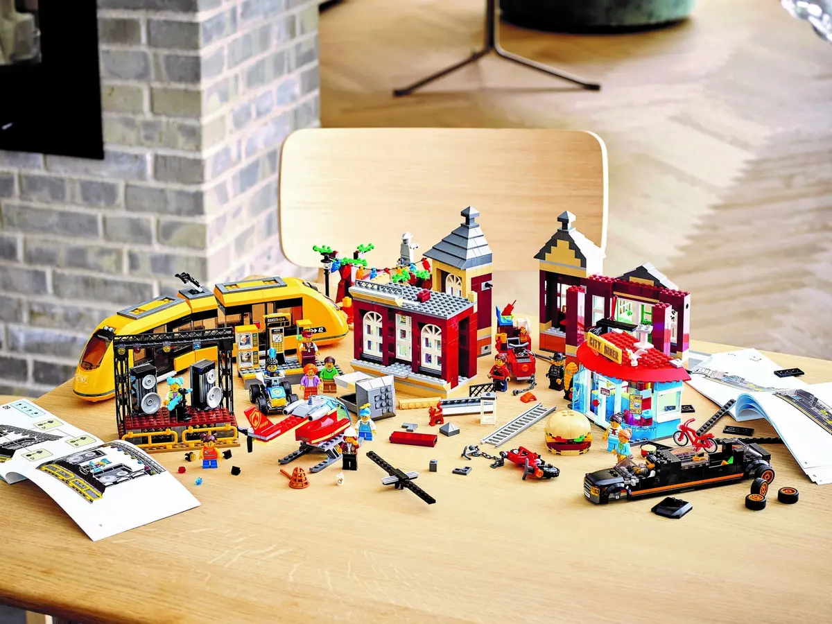 LEGO City 60271 Main Square set, image 9