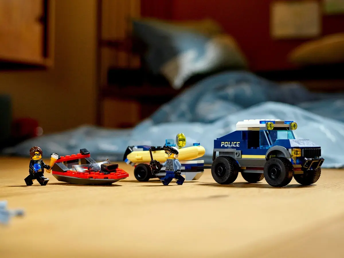 LEGO City 60272 Elite Police Boat Transport set, image 3