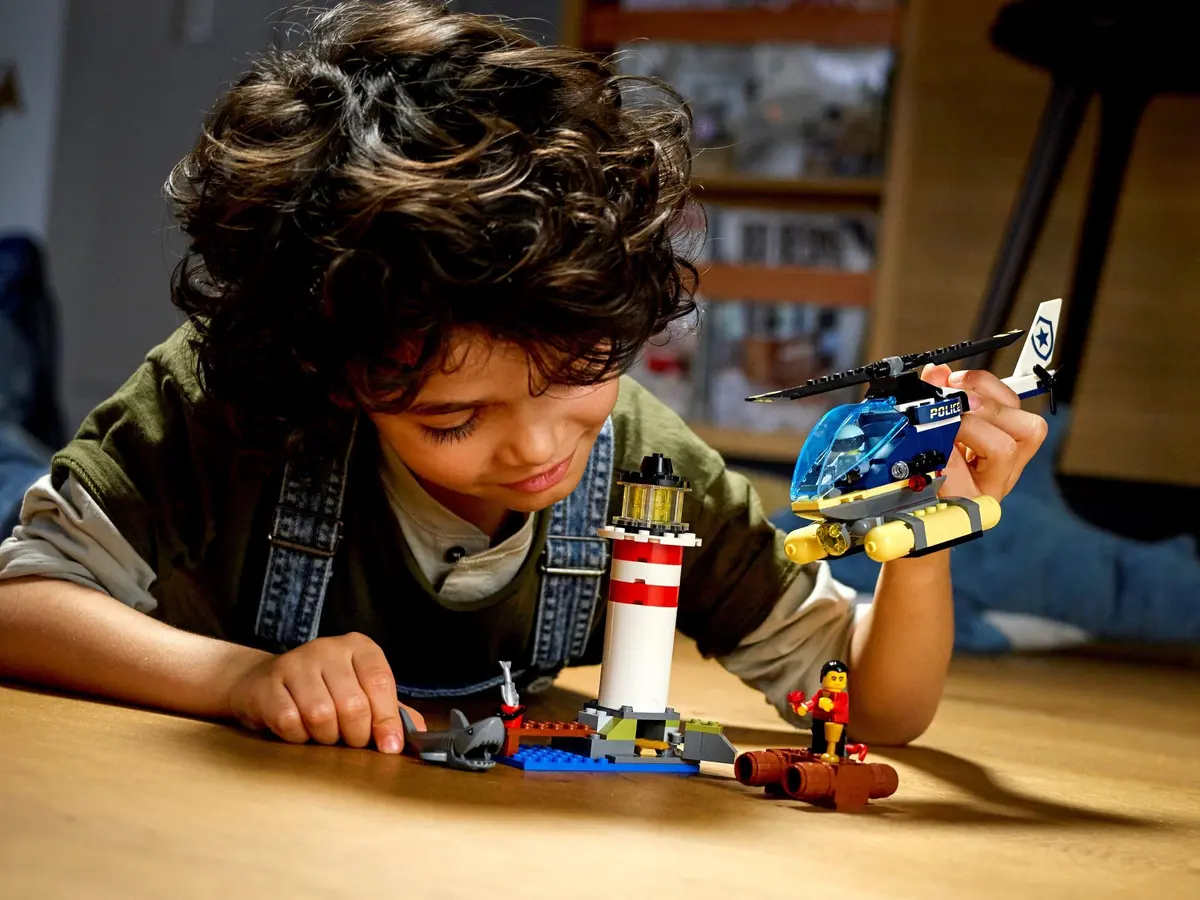 LEGO City 60274 Elite Police Lighthouse Capture set, image 3
