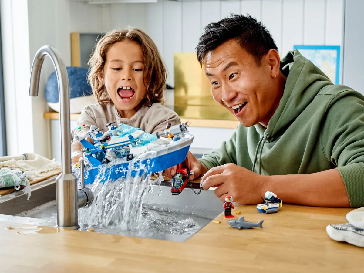 LEGO City 60277 Police Patrol Boat set, image 4
