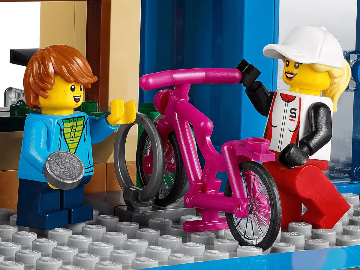 LEGO City 60306 Shopping Street set, image 9