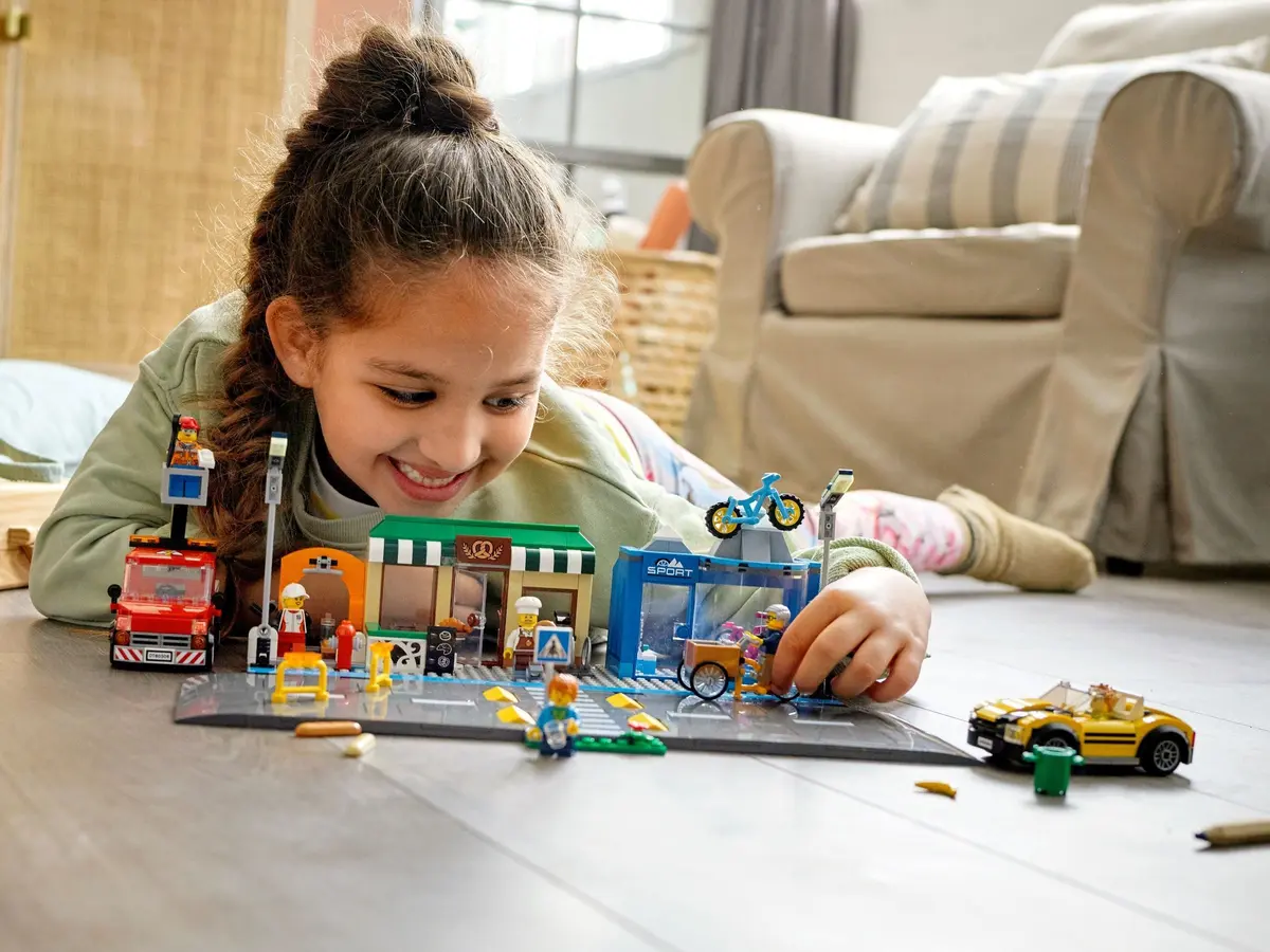 LEGO City 60306 Shopping Street set, image 3