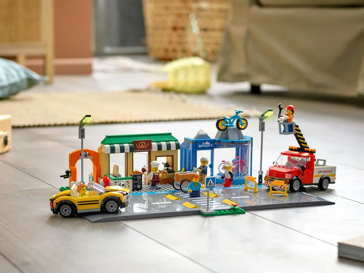 LEGO City 60306 Shopping Street set, image 4