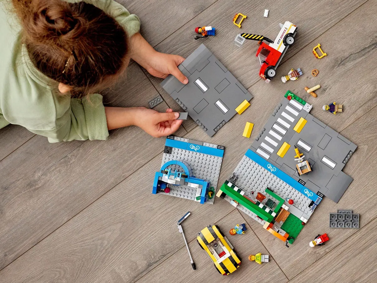 LEGO City 60306 Shopping Street set, image 5