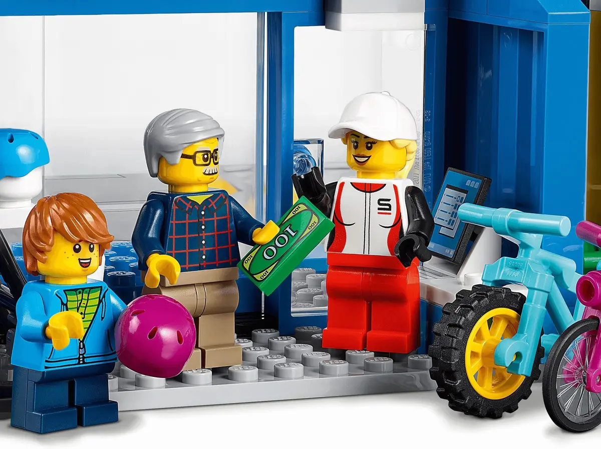 LEGO City 60306 Shopping Street set, image 12
