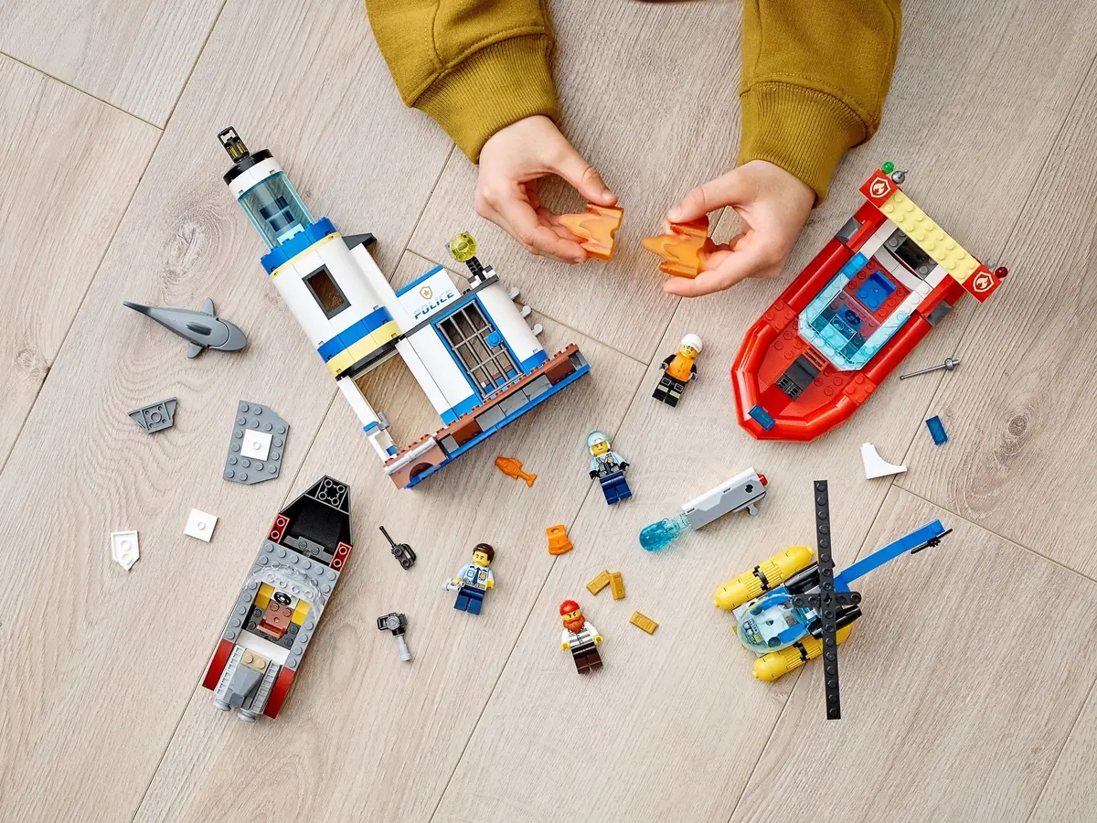 LEGO City 60308 Seaside Police and Fire Mission set, image 10